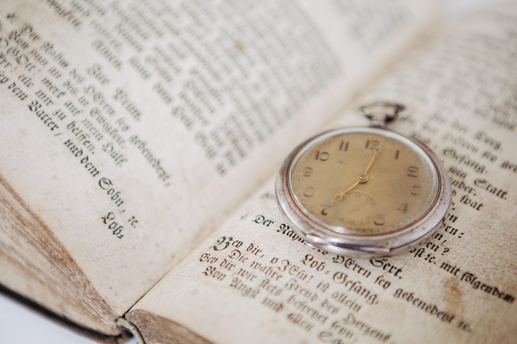 Buch mit Uhr
